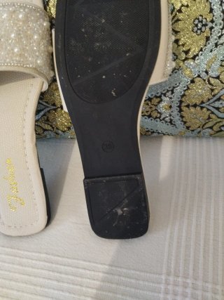 Sandalias beige adornadas con perlas