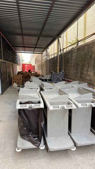 Lote de carritos de limpieza industriales
