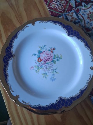Plato de cerámica con flores y borde dorado