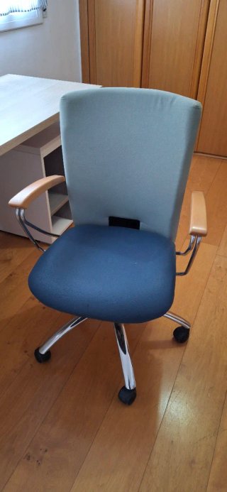 Escritorio moderno blanco y madera, diseño único.