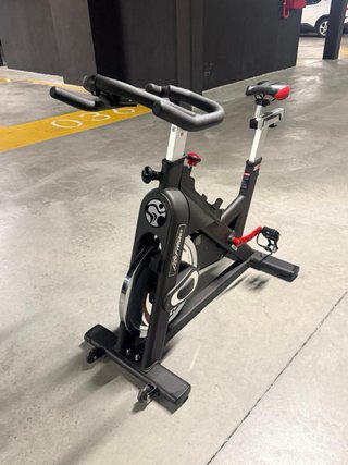 Bicicleta Spinning Life Fitness IC2