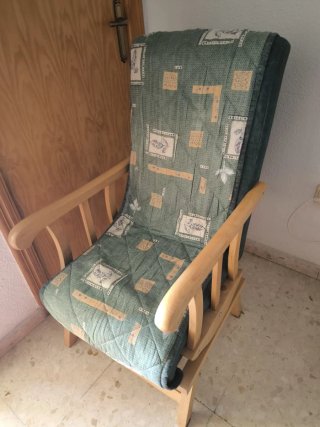 Sillón balancín con cojín estampado