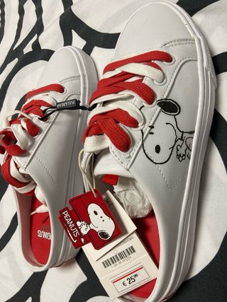 Zuecos Pull&Bear Snoopy Blanco y Rojo