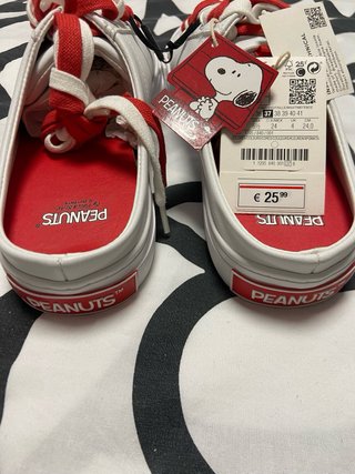Zuecos Pull&Bear Snoopy Blanco y Rojo