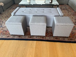 Banco tapizado gris con almacenaje