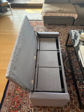 Banco tapizado gris con almacenaje