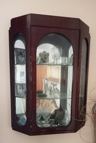 Vitrina antigua de madera y cristal