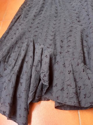 Falda negra bordada floral