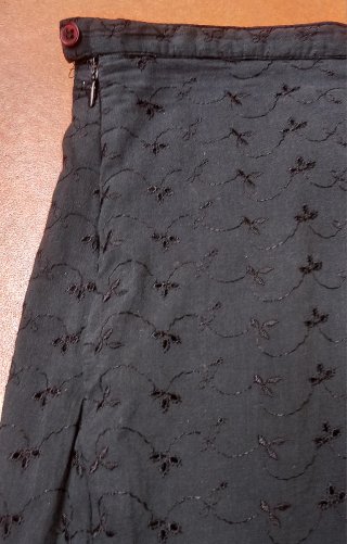Falda negra bordada floral