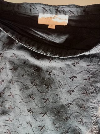 Falda negra bordada floral