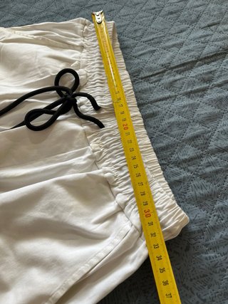 Pantaloni bianchi con stampa rosa