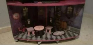 Casa de muñecas estilo gótico