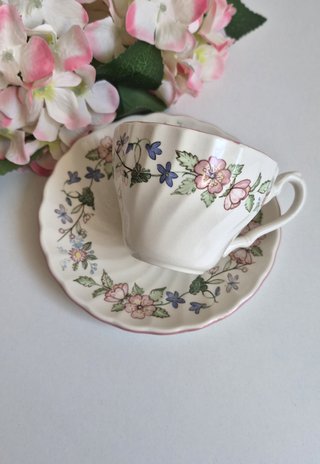 Taza y platillo vajilla inglesa floral