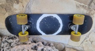 Monopatín/Skate con ruedas amarillas
