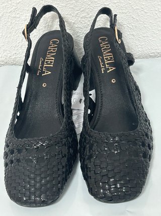 Sandalias Carmela Talla 40 Negras Tejidas