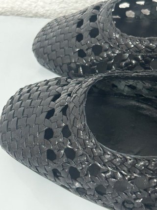 Sandalias Carmela Talla 40 Negras Tejidas