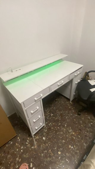 Escritorio blanco con luces LED y enchufes