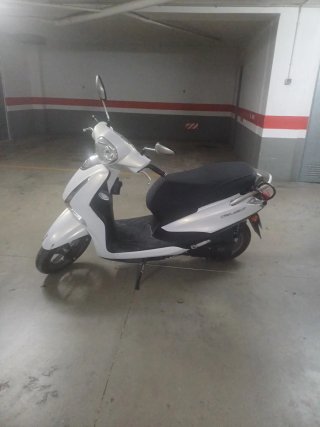 Moto Scooter Blanca y Negra