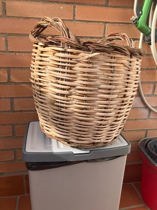 Cesta de mimbre artesanal