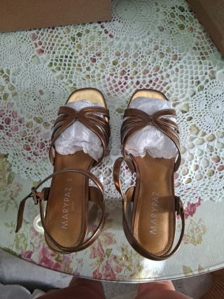 Sandalias Marypaz doradas tacón talla 39