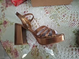 Sandalias Marypaz doradas tacón talla 39