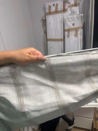 Tela beige y gris con bordado