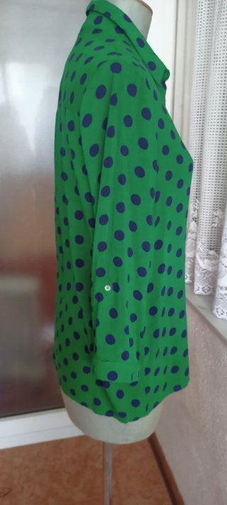 Blusa verde topos azul talla M
