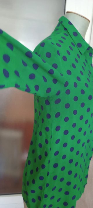 Blusa verde topos azul talla M