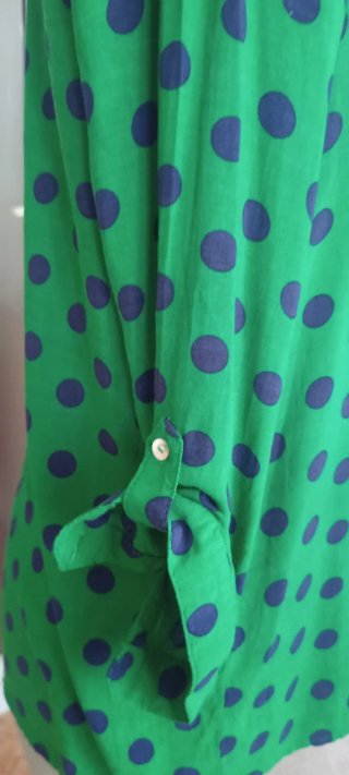 Blusa verde topos azul talla M