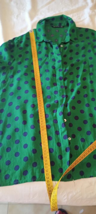 Blusa verde topos azul talla M