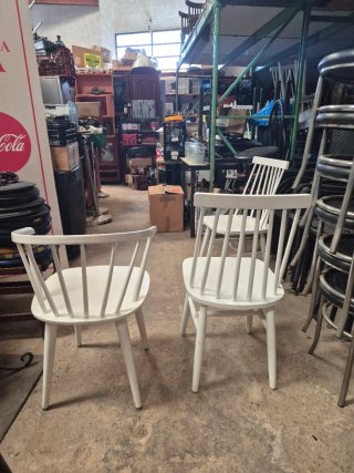 Sillas de madera blancas