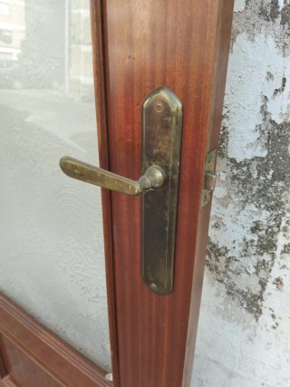 Puerta madera maciza con cristal decorado