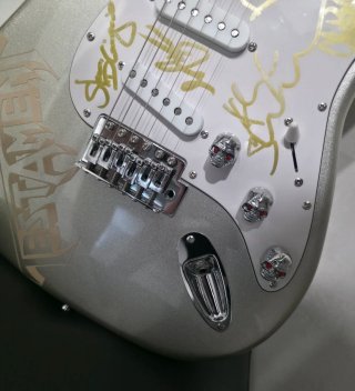 TESTAMENT GUITARRA FIRMADA INCLUYE DAVE LOMBARDO