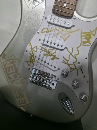 TESTAMENT GUITARRA FIRMADA INCLUYE DAVE LOMBARDO