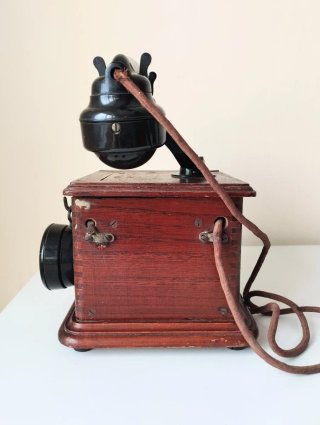 Teléfono antiguo madera 1910