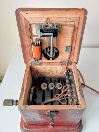 Teléfono antiguo madera 1910