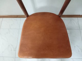 Silla de madera con asiento de cuero