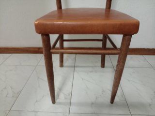 Silla de madera con asiento de cuero