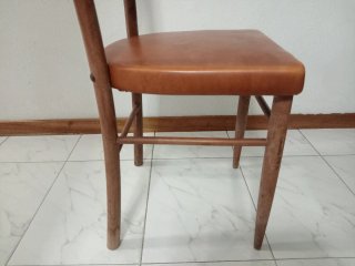 Silla de madera con asiento de cuero