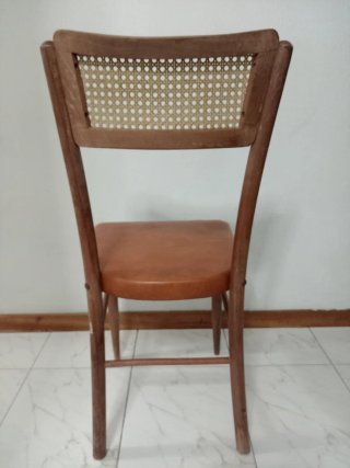 Silla de madera con asiento de cuero