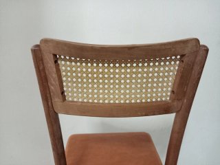 Silla de madera con asiento de cuero