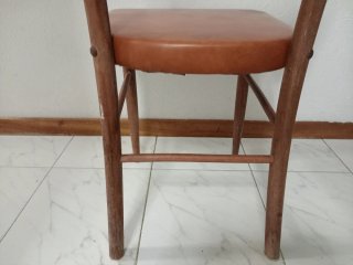 Silla de madera con asiento de cuero