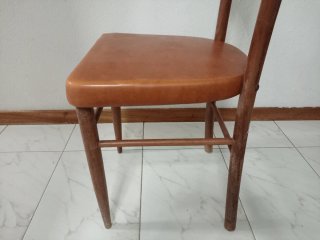 Silla de madera con asiento de cuero