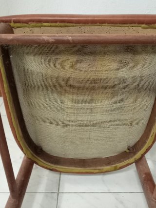 Silla de madera con asiento de cuero