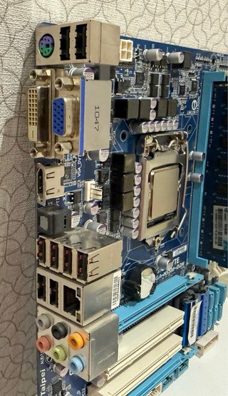 Placa base Gigabyte GA-H55M-D2H