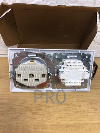 Interruptor doble con base schuko