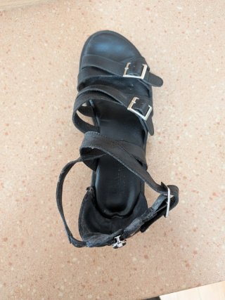 Sandalias negras con hebillas