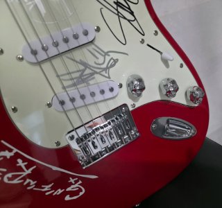 GUNS N ROSES GUITARRA FIRMADA AUTENTIFICADA