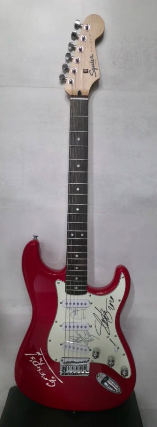 GUNS N ROSES GUITARRA FIRMADA AUTENTIFICADA