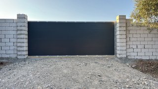 Portón corredero gris antracita 5m x 2m
